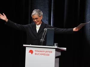 Karin Schmidt-Friderichs, Vorsteherin des Börsenvereins des Deutschen Buchhandels, eröffnet die Frankfurter Buchmesse. Die weltgrößte Bücherschau dauert vom 15. bis 19. Oktober 2025. Gastland ist in diesem Jahr die Republik der Philippinen. 