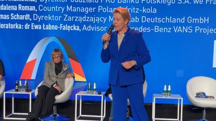 Berlins Wirtschaftssenatorin Franziska Giffey (SPD) während einer spontanen Wutrede auf einer Konferenz der deutschen Außenhandelskammer Polen (AHK) in Warschau am 14.10.2025.