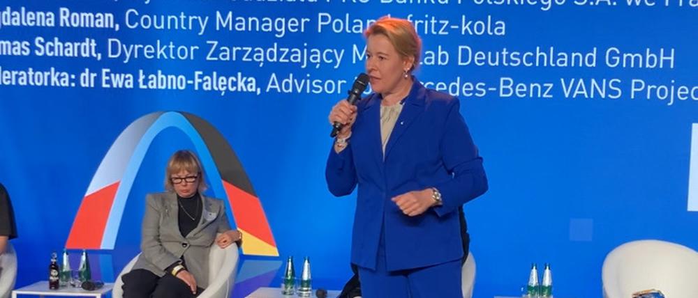 Berlins Wirtschaftssenatorin Franziska Giffey (SPD) während einer spontanen Wutrede auf einer Konferenz der deutschen Außenhandelskammer Polen (AHK) in Warschau am 14.10.2025.