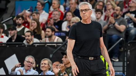 Gordon Herbert blickt auf seine Mannschaft.
