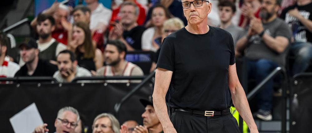 Gordon Herbert blickt auf seine Mannschaft.