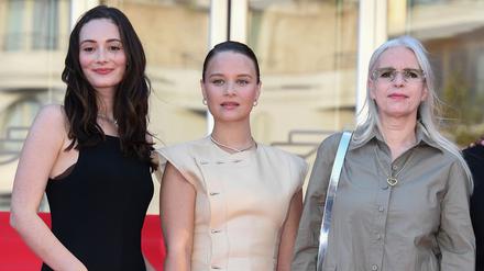 Maria Ehrich (l-r), Sonja Gerhardt und Annette Hess beim Photocall der TV-Serie „Ku’damm 77“ in Cannes.