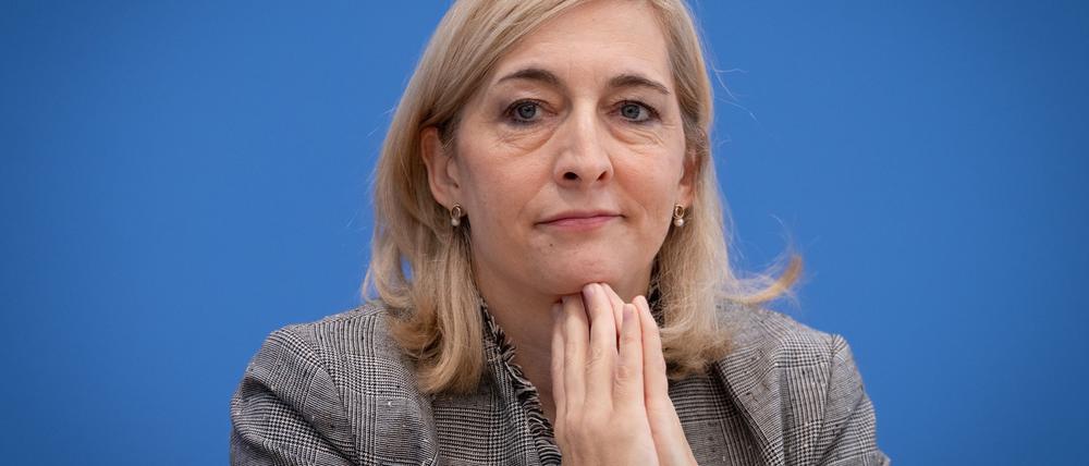 Ministerin Warken will jetzt vor allem bei den Klinik-Vergütungen sparen. (Archivbild)
