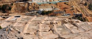 In einem Tagebau in China werden seltene Erden gefördert.  