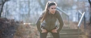 Gruß vom Bauchfell: Seitenstechen bremst Läuferinnen und Läufer aus. (Symbolbild)