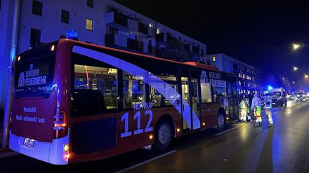 Die Bewohner des Gebäudes wurden während der Löscharbeiten in einem Feuerwehrbus betreut.
