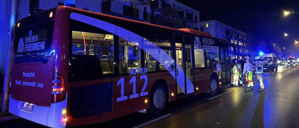 Die Bewohner des Gebäudes wurden während der Löscharbeiten in einem Feuerwehrbus betreut.