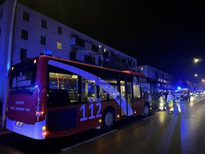 Die Bewohner des Gebäudes wurden während der Löscharbeiten in einem Feuerwehrbus betreut. 