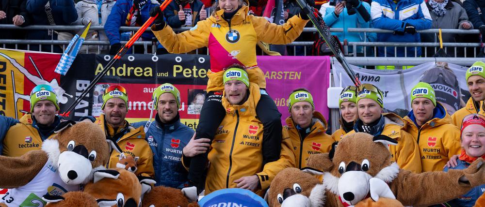Franziska Preuß (hinten Mitte) genießt oft die Kulisse von tausenden Fans in den Biathlon-Stadien. (Archivbild)