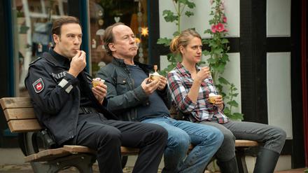 Ein seltsamer Unfall, ein Toter unter einer Baumwurzel, eine unterkühlte Witwe und zwei rivalisierende Schwestern: Damit bekommt es der etwas schrullige Jakob Stiller in seinem fünften Fall zu tun.