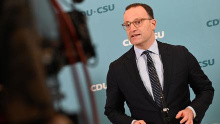 Jens Spahn (CDU), CDU/CSU-Fraktionsvorsitzender im Bundestag, spricht vor einer Fraktionssitzung.