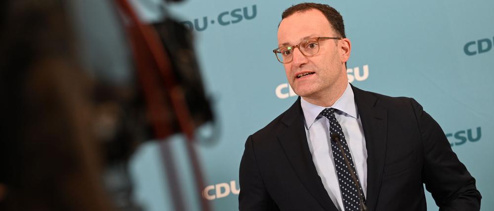 Jens Spahn (CDU), CDU/CSU-Fraktionsvorsitzender im Bundestag, spricht vor einer Fraktionssitzung.