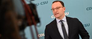 Jens Spahn (CDU), CDU/CSU-Fraktionsvorsitzender im Bundestag, spricht vor einer Fraktionssitzung.