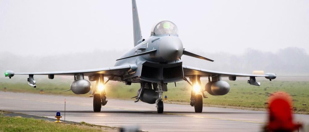 Ein Kampfflugzeug vom Typ Eurofighter Typhoon der Luftwaffe fährt am Fliegerhorst Wittmundhafen über das Rollfeld. (Symbolbild).