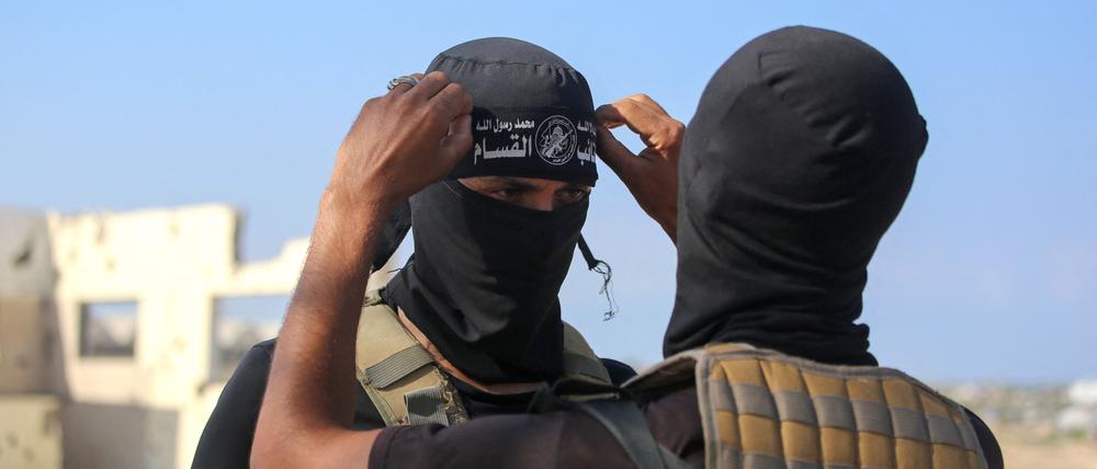 Zwei Kämpfer der Ezzedine al-Kassam Brigade, dem bewaffneten Flügel von Hamas, am 13. Oktober im Gazastreifen.
