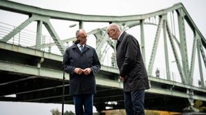 Bundeskanzler Friedrich Merz an der Glienicker Brücke in Potsdam, mit Dietmar Woidke, Ministerpräsident des Landes Brandenburg.