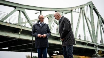 Bundeskanzler Friedrich Merz an der Glienicker Brücke in Potsdam, mit Dietmar Woidke, Ministerpräsident des Landes Brandenburg.