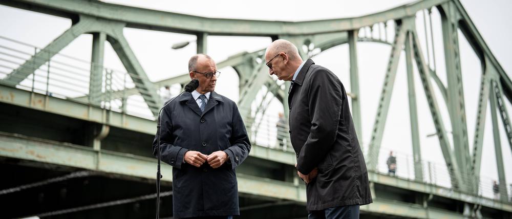 Bundeskanzler Friedrich Merz an der Glienicker Brücke in Potsdam, mit Dietmar Woidke, Ministerpräsident des Landes Brandenburg.