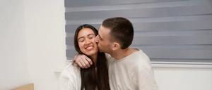 Der freigelassene israelische Geisel Avinatan Or küsst seine Freundin Noa Argamani, die ebenfalls als Geisel genommen und 2024 befreit wurde, nach seiner Freilassung (Symbolbild).