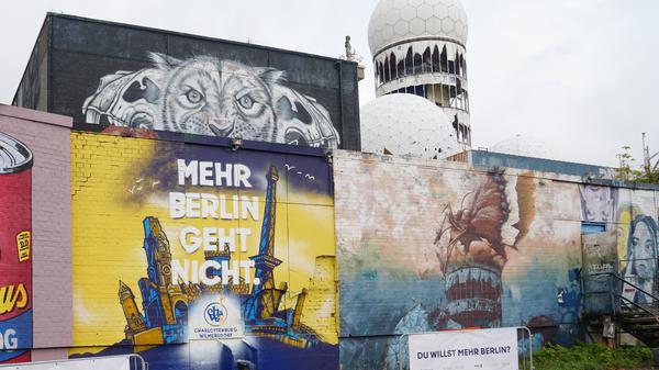 Auf dem Teufelsberg im Grunewald wirbt ein Streetart-Bild für das neue Tourismuskonzept des Bezirks Charlottenburg-Wilmersdorf.
