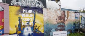 Auf dem Teufelsberg im Grunewald wirbt ein Streetart-Bild für das neue Tourismuskonzept des Bezirks Charlottenburg-Wilmersdorf.