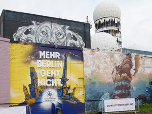 Auf dem Teufelsberg im Grunewald wirbt ein Streetart-Bild für das neue Tourismuskonzept des Bezirks Charlottenburg-Wilmersdorf.