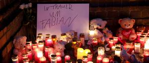 Vor Beginn eines Trauergottesdienstes stellen Teilnehmer Kerzen und Andenken vor die Marienkirche, nachdem eine Kinderleiche in einem Wald nahe Güstrow gefunden wurde.