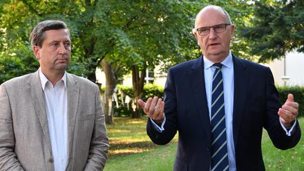 Landestierarzt Stephan Nickisch (l.) und Ministerpräsident Dietmar Woidke (SPD).