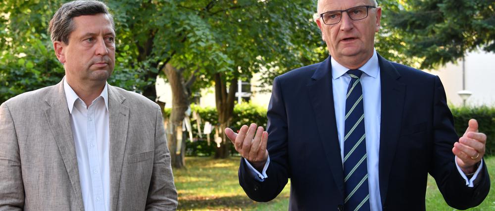 Landestierarzt Stephan Nickisch (l.) und Ministerpräsident Dietmar Woidke (SPD).