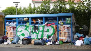 Textilien Sammelcontainer. Überfüllte Kleider Sammelcontainer in Potsdam Eiche.