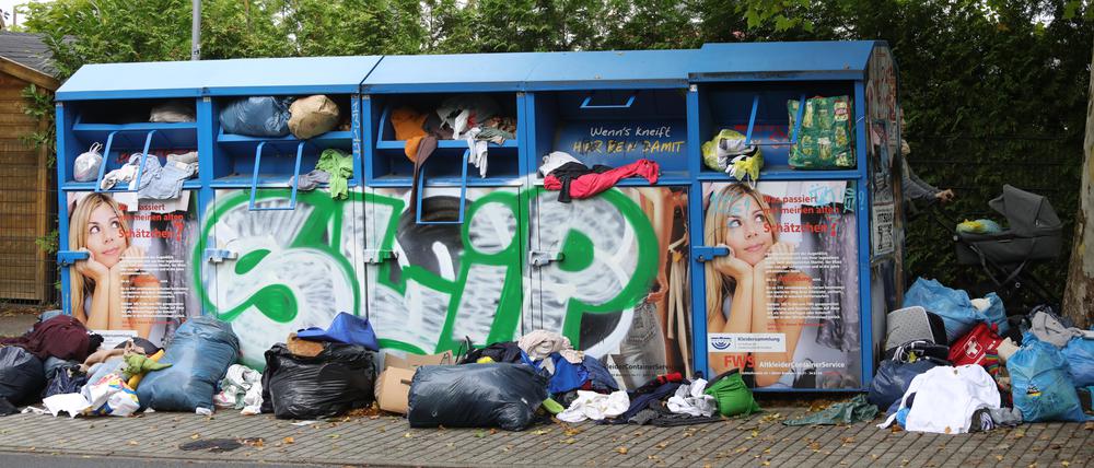 Textilien Sammelcontainer. Überfüllte Kleider Sammelcontainer in Potsdam Eiche.