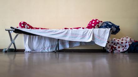 Ein Bett steht in der Kältehilfe-Notübernachtung in der Bergstraße im Bezirk Steglitz-Zehlendorf. 