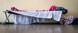 Ein Bett steht in der Kältehilfe-Notübernachtung in der Bergstraße im Bezirk Steglitz-Zehlendorf.