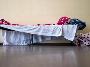 Ein Bett steht in der Kältehilfe-Notübernachtung in der Bergstraße im Bezirk Steglitz-Zehlendorf. 