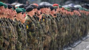 Präsenz an der Nato-Ostflanke: Bundeswehr-Soldaten stehen mit dem Patch der Litauen Brigade beim Aufstellungsappell der Panzerbrigade 45.