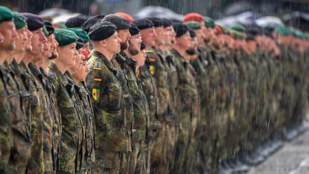 Bundeswehr-Soldaten stehen mit dem Patch der Litauen Brigade beim Aufstellungsappell der Panzerbrigade 45. Die Panzerbrigade 45 der Bundeswehr ist dauerhaft in Litauen stationiert und soll die Ostflanke der NATO unterstützen.