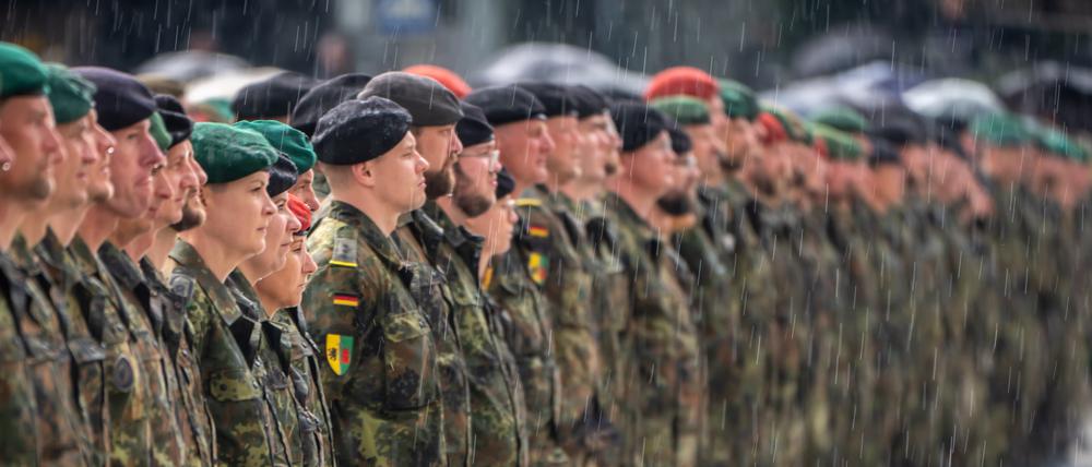 Bundeswehr-Soldaten stehen mit dem Patch der Litauen Brigade beim Aufstellungsappell der Panzerbrigade 45. Die Panzerbrigade 45 der Bundeswehr ist dauerhaft in Litauen stationiert und soll die Ostflanke der NATO unterstützen.