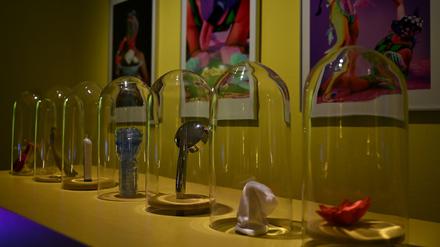 Sexspielzeuge und Alltagsgegenstände werden bei der neuen Ausstellung „Apropos Sex“ im Museum für Kommunikation Berlin nebeneinander präsentiert.