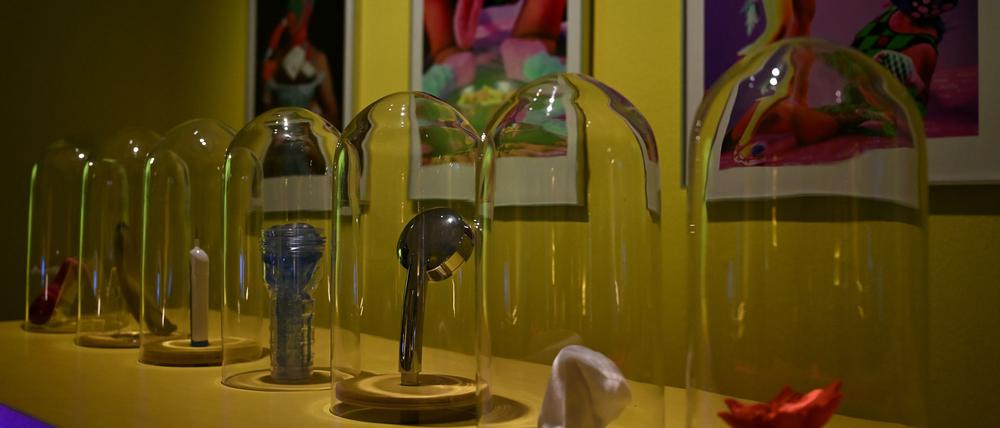 Sexspielzeuge und Alltagsgegenstände werden bei der neuen Ausstellung „Apropos Sex“ im Museum für Kommunikation Berlin nebeneinander präsentiert.