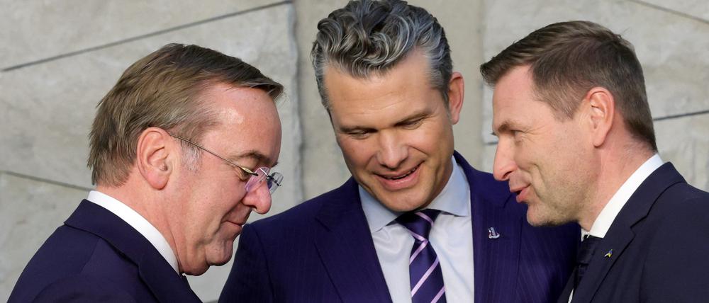 Verteidigungsminister Boris Pistorius (l.) mit seinen Amtskollegen aus den USA, Pete Hegseth, und Estland, Hanno Pavkur (r.).