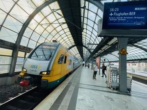 Flughafen-Zubringer am Bahnhof Spandau.