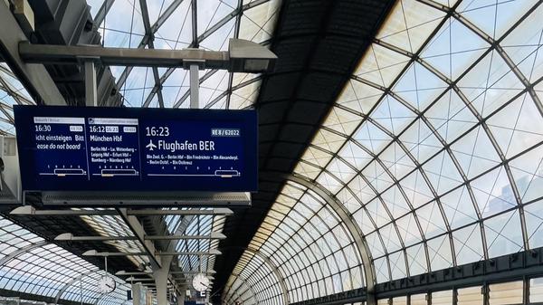 Bahnhof Spandau. Gleich fährt der Flughafen-Zubringer ein, der oben im Display schon angezeigt wird.