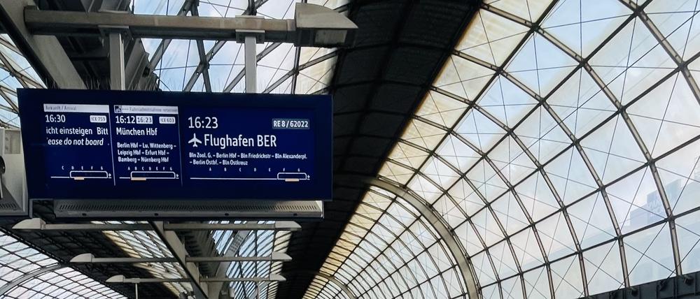 Bahnhof Spandau. Gleich fährt der Flughafen-Zubringer ein, der oben im Display schon angezeigt wird.