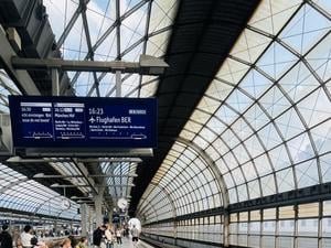 Bahnhof Spandau. Gleich fährt der Flughafen-Zubringer ein, der oben im Display schon angezeigt wird.