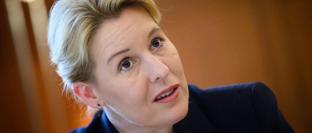 PRODUKTION - 24.07.2025, Berlin: Franziska Giffey (SPD), Berliner Senatorin für Wirtschaft, Energie und Betriebe, sitzt beim Gespräch mit der Deutschen Presse-Agentur (dpa) in ihrem Büro in der Senatsverwaltung für Wirtschaft, Technologie und Forschung. (zu dpa: «Wirtschaftssenatorin Giffey verteidigt Berlin gegen Kritik») Foto: Bernd von Jutrczenka/dpa +++ dpa-Bildfunk +++