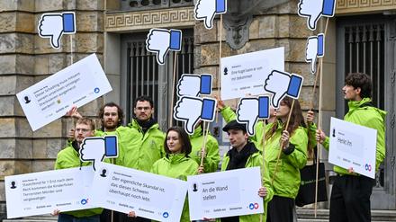 Demonstranten der Deutschen Umwelthilfe (DUH) stehen mit Plakaten vor dem Kammergericht Berlin.