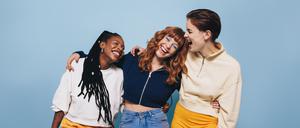 Die Freunde, die sich in den Armen halten und gemeinsam lachen. Was gibt es Schöneres? 