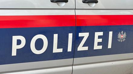 Der Schriftzug „Polizei“ auf einem österreichischen Polizeiauto. 