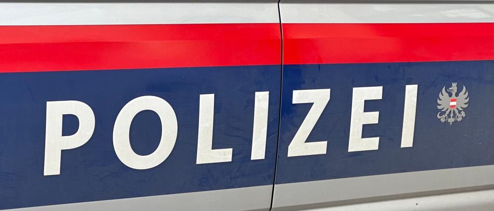 Der Schriftzug „Polizei“ auf einem österreichischen Polizeiauto.