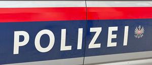 Der Schriftzug „Polizei“ auf einem österreichischen Polizeiauto.
